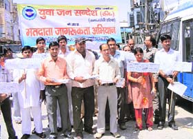 Volunteers of the Yuva Jansandesh during a rally in Sirsa