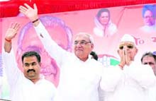 Congress nominee from Sonepat Jitender Malik (left) with Chief Minister Bhupinder Singh Hooda and party president Phool Chand Mullana at a rally in Sonepat on Monday.