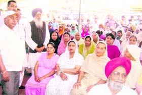 Sukhdev Singh Libra (in the audience) listens to a speaker at a meeting held at Ahmedgarh grain market