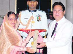 Prof Ranbir Chander Sobti receives Padma Shri award from President Pratibha Patil at Rashtrapati Bhawan in New Delhi on Tuesday.