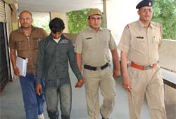 Policemen take a loot accused to Gurgaon Court