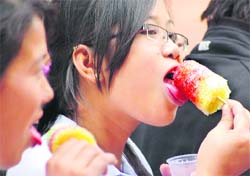 Girls enjoy kulfi in Jammu. 