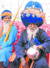 A Nihang waits for Rahul Gandhi.