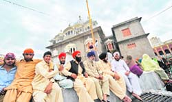 Devotees celebrate Baisakhi outside 