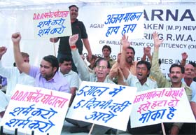 Members of RWAs demonstrate against Congress MP Ajay Maken for neglecting his constituency, at Jantar Mantar in New Delhi