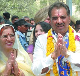 BSP candidate Kanwar Singh Tanwar with his wife on the way to file his nomination papers at South DC office in New Delhi