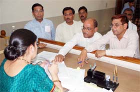 READY, STEADY AND GO: Samast Bharatiya Party candidate Satish Singh files nomination at the deputy commissioners office in Gurgaon