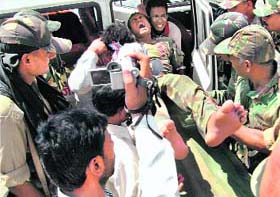 The police shifts an injured officer to a hospital in Lathehar