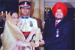 Balbir Singh Kullar receives the Padma Shree award from President Pratibha Patil at the Rashtrapati Bhawan in New Delhi