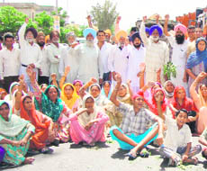 Villagers block the state highway near Mullanpur Dakha.
