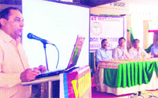 Dr PM Sohal speaks on the treatment of acute kidney failure at a CME in Ludhiana on Thursday.