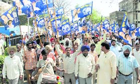 BSP supporters hold demonstration in front of the Mini Secretariat in Ludhiana