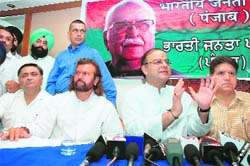 BJP national general secretary Arun Jaitley (third from left), along with Rajinder Bhandari, Hans Raj Hans and Manoranjan Kalia, in Jalandhar