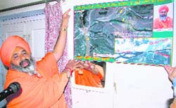 Sant Balbir Singh Seechewal shows a satellite image of the highly polluted Sutlej during his lecture in Bathinda 