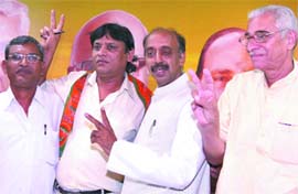 BJP's New Delhi candidate Vijay Goel and state chief O.P. Kohli with two Congress leaders who joined the saffron party on Sunday. 