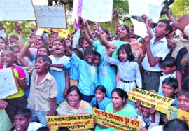 Students of government schools protest outside L-G Tejendra Khannas house in New Delhi against fee hike on Sunday. 