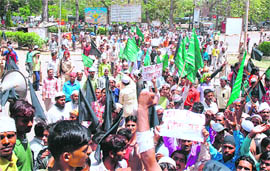 Activists of the Majilis-e-Ahrar protest against derigotary remarks against Shahi Imam in Ludhiana on Sunday