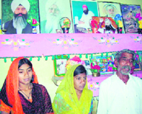 Puran Singh and his daughters at Lakha Singhwala Hittar village in Ferozepur.