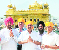 Congress leader RK Dhawan (centre) at the Golden Temple in Amritsar on Sunday.