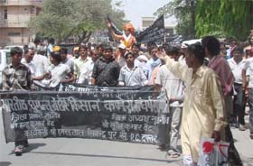 Bharatiya Ghumantu Beghar Kisan Kamera Sangharsh Samiti members march to present an MoU to Gurgaon district commissioner