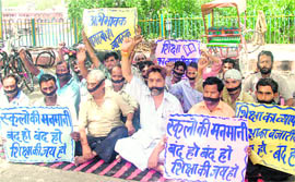 Parents and Nayi Disha Apna Manch members protest against the proposed fee hike in Haridwar on Monday.