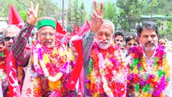The CPI-CPM candidate Dr Onkar Shad (in cap) along with CPM general secretary Rakesh Singha, Dr Kuldip Tanvar, Tapan Sen and Vijay Raghvan accompanying him during a rally in support of his nomination from Mandi