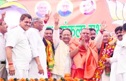 Chief Minister BC Khanduri with Swami Yatindranand at a rally in Haridwar