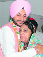 Congress candidate from Anandpur seat Ravneet Singh Bittu with his aunt Gurkawal Kaur after filing nomination papers from Ropar on Tuesday.
