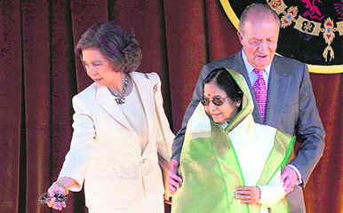 Spain's King Juan Carlos-I (R) and Queen Sofia (L) welcome President Pratibha Patil at El Pardo Palace in Madrid on Tuesday. Patil is on an official visit to Spain