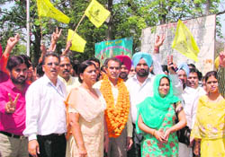 Lok Bhalai Party candidate Girdhari Lal on his way to file nomination in Ludhiana on Thursday.