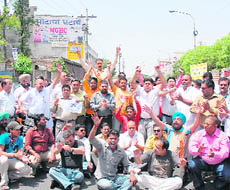 Activists of the Hindu Sikh Jagriti Sena and parents protest outside Kundan Vidya Mandir School in Ludhiana on Thursday.