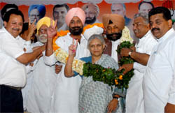 elhi CM Sheila Dikshit campaigning for Raninder Singh, Congress candidate forBathinda, in Bathinda late on Friday evening. Also seen in the picture Jagmeet Singh Brar, the Congress candidate for Ferozepur 