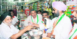 Raninder Singh, Congress candidate for the Bathinda Lok Sabha seat, meeting shopkeepers at Dhobi Bazaar in Bathinda