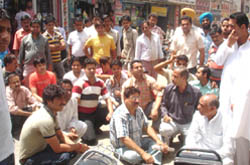 People staging protest at the Allahabad Bank, Abohar, after an applicant for loan allegedly committed suicide