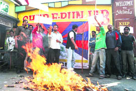 Members of the Youth Congress burn an effigy of corruption in the state at Shimla on Saturday.