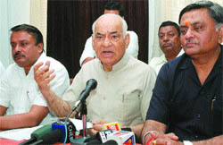 BJP leader Madan Lal Khurana and Punjab Local Bodies Minister Manoranjan Kalia during a press conference in Jalandhar 