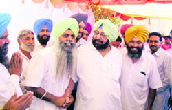 Former CM Amarinder Singh interacts with people in Faridkot