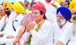 BJP candidate Vinod Khanna at a rally in Gurdaspur 