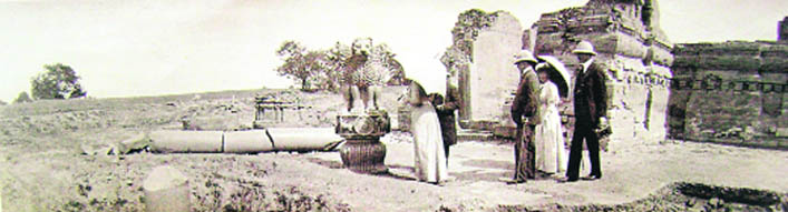 Queen Mary inspecting the Ashokan lion capital at Sarnath; panoramic photograph, 1906. Royal Photograph Collection, Windsor Castle 