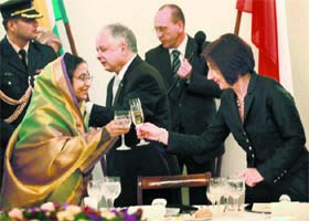 President Pratibha Patil raises a toast with her Polish counterpart Lech Kaczinski and the first lady of Poland at a banquet hosted in her honour at the Presidential Palace in Warsaw, Poland