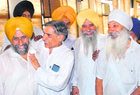Congress candidate Pawan Bansal with representatives of gurdwara management committees in Chandigarh