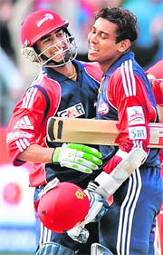 Tilakratne Dilshan (R) and Mithun Manhas of Delhi Daredevils celebrate victory over Royal Challengers Bangalore.