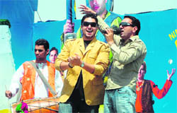Bhai Amarjeet sings for the crowd