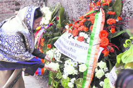 President Pratibha Patil lays a wreath at the Death Wall at the former Nazi Death Camp Auschwitz in Oswiecim, southern Poland, on Sunday to commemorate Holocaust victims