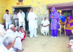 Sushila Dahiya, an Independent candidate, addresses an election meeting in a village in the Sonepat constituency