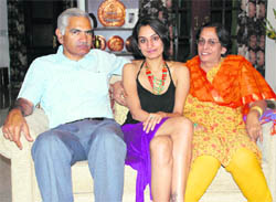 Ekta Chowdhry, Miss India Universe 2009, with her parents in Gurgaon