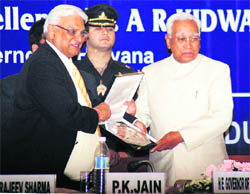 Gurgaon Chamber of Commerce and Industry (GCCI) founder-president PK Jain (left) presents a memento to Haryana Governor AR Kidwai at the GCCIs 29th annual general meeting in Gurgaon. 