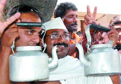 Sham Lal (in Gandhi cap), an Independent candidate for the Amritsar Lok Sabha constituency, campaigns along with his election symbol Ketli.
