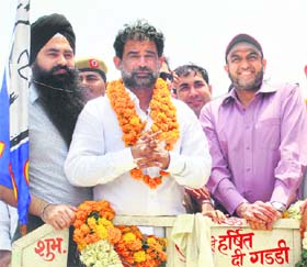 BSP candidate Chetan Sharma with former cricketer Maninder Singh at a road show in Faridabad