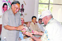 Vijay Bahuguna, Congress candidate for Tehri, being felicitated by a senior citizen of Dalanwala in Dehradun on Wednesday. 